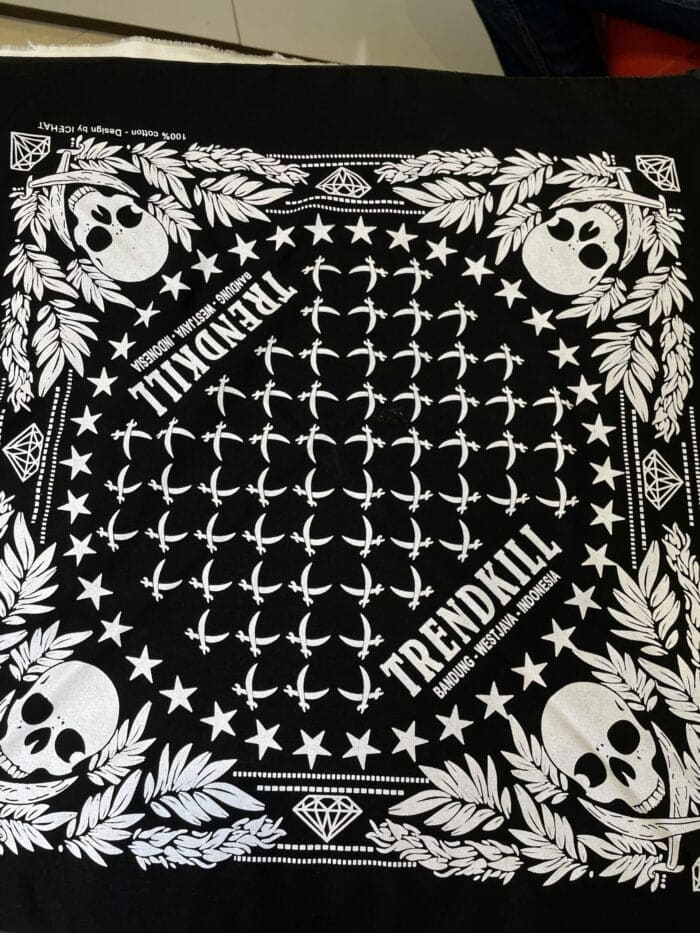 38C8398A-71EA-4255-A080-6919F0700083 باندانا - Image 1