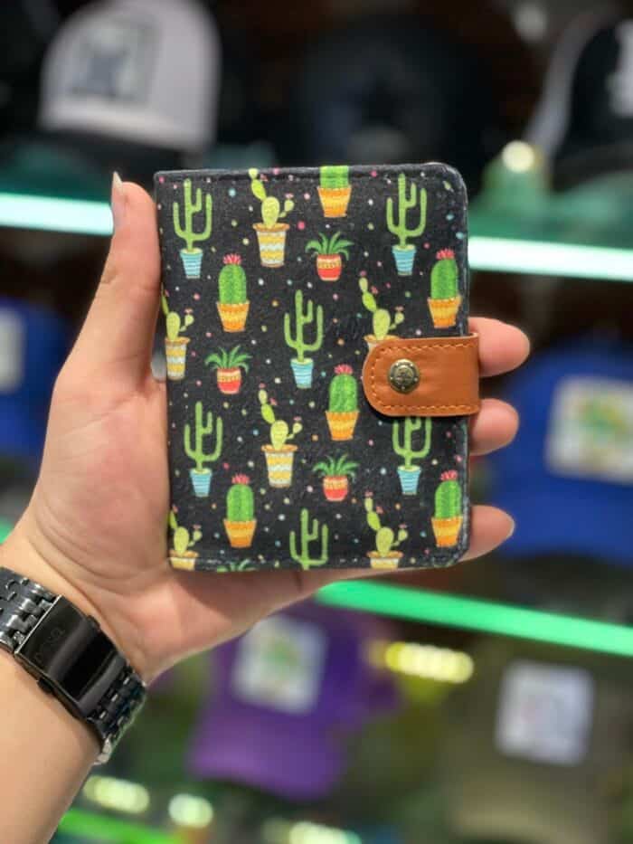 0F1113E6-9C34-419D-88F0-275E240C2640 کیف پول طرح دار - Image 1