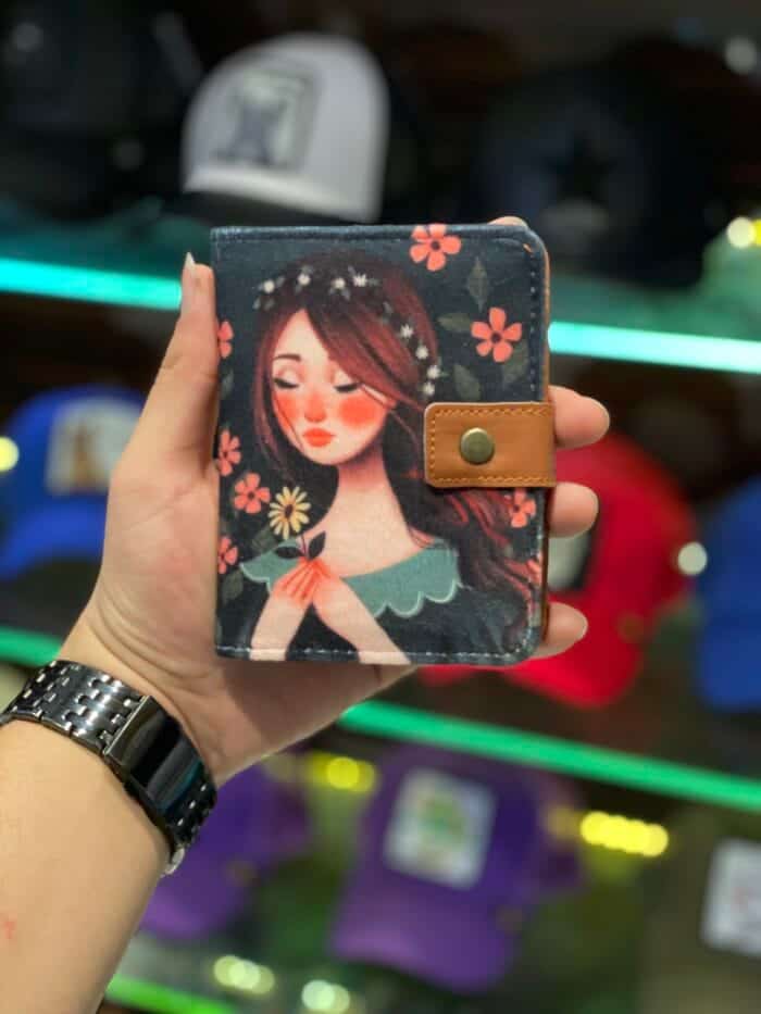 39D1B852-2C80-47B6-A9A0-9F1BC49F2397 کیف پول طرح دار - Image 1