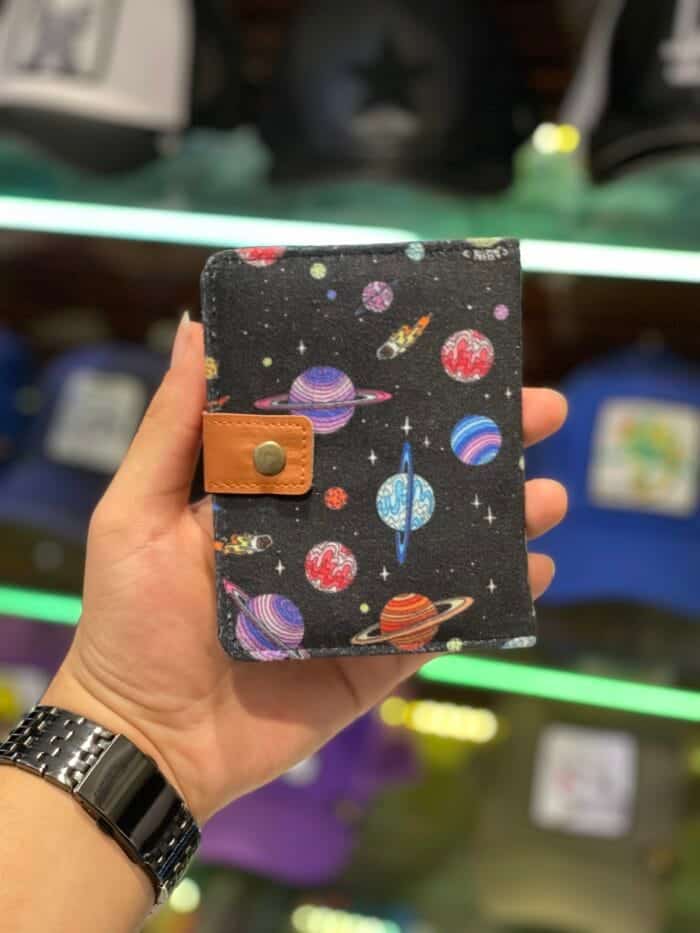 6A313152-189D-4B13-B975-F573FF6D13D9 کیف پول طرح دار - Image 1